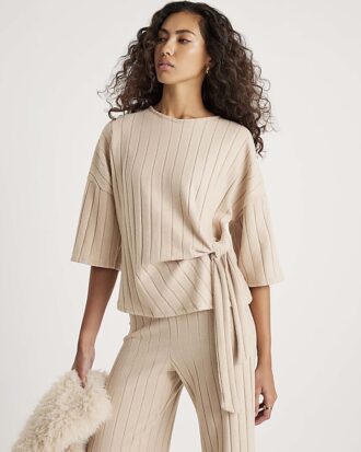 Beige kortärmad topp med breda ribbade sidoknutar
