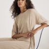 Beige kortärmad topp med breda ribbade sidoknutar