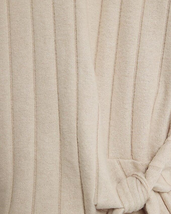 Beige kortärmad topp med breda ribbade sidoknutar