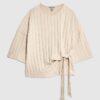 Beige kortärmad topp med breda ribbade sidoknutar