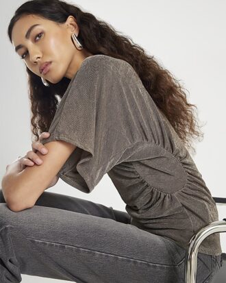 Beige kortärmad topp med rynkad midja