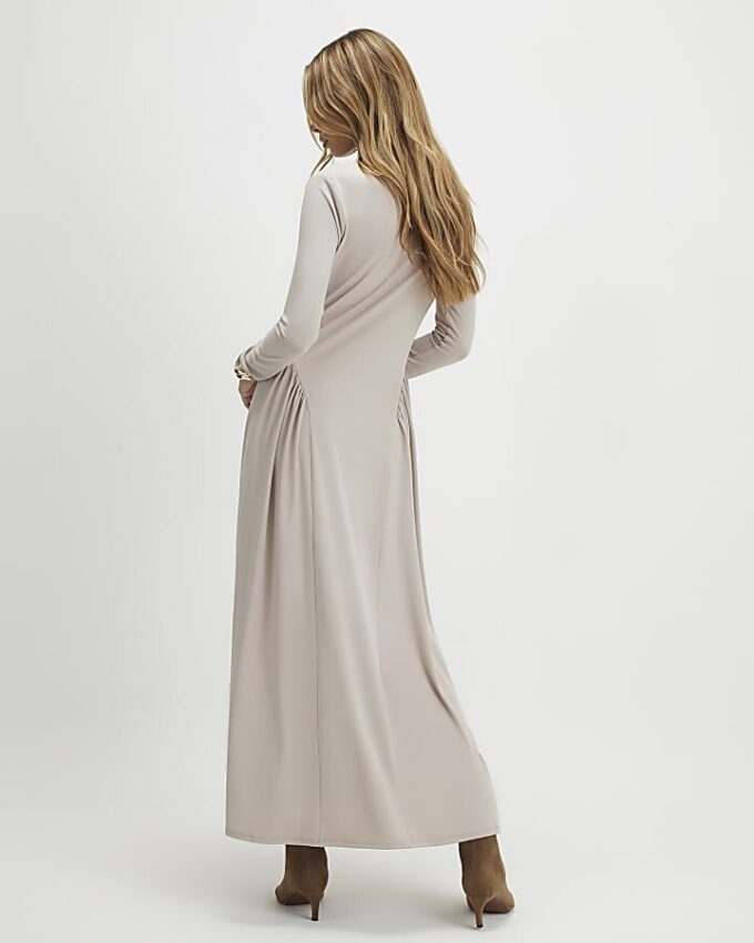 Beige långärmad maxiklänning med rynkad midja