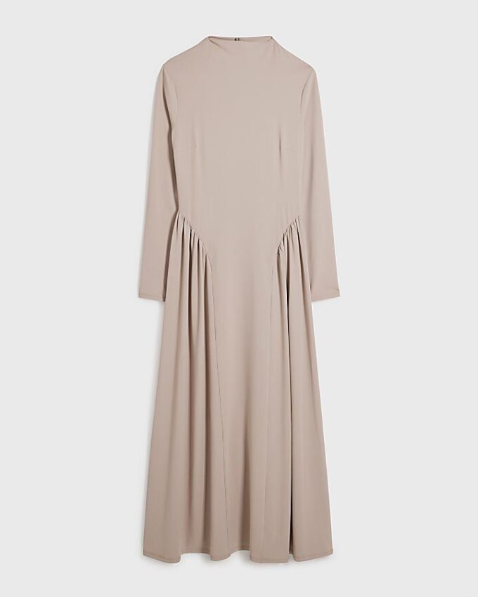 Beige långärmad maxiklänning med rynkad midja