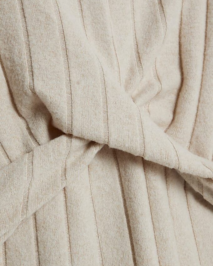 Beige långärmad mysig midiklänning med vridning fram