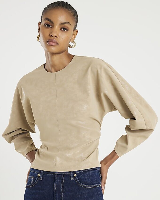 Beige långärmad topp i imiterat läder med batwing-ärmar