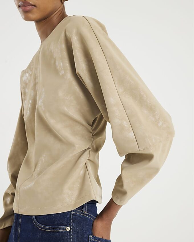 Beige långärmad topp i imiterat läder med batwing-ärmar