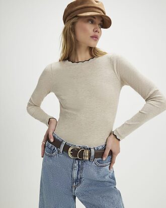 Beige långärmad topp med skulpterad kant