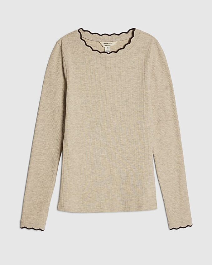 Beige långärmad topp med skulpterad kant