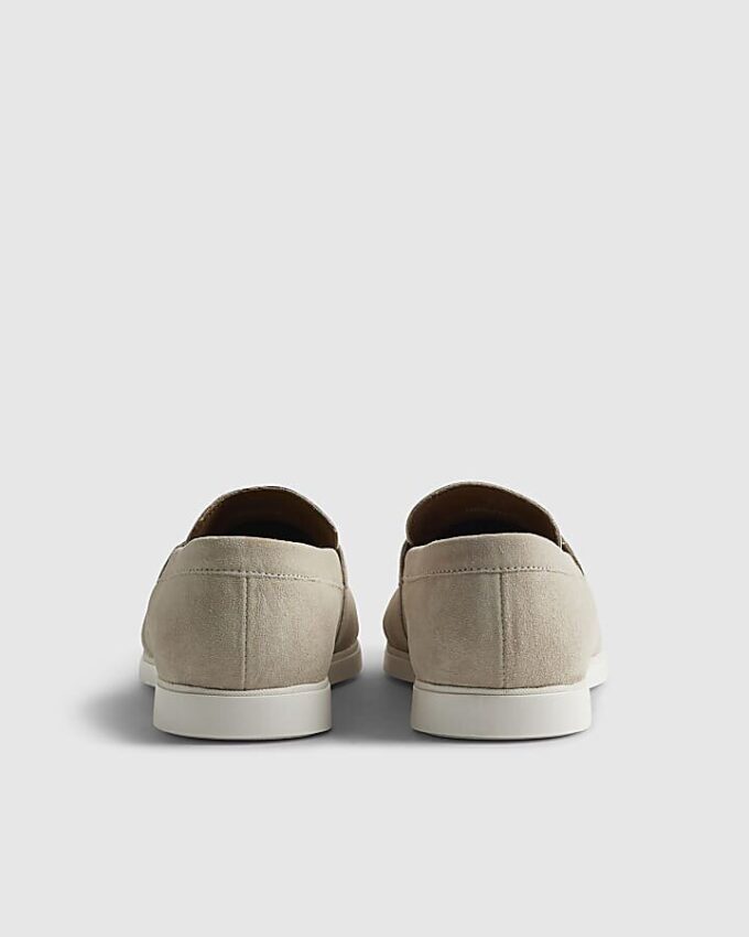 Beige mockaskor