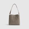 Beige monogram-hinkväska i paket