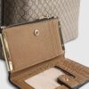 Beige monogram-hinkväska i paket