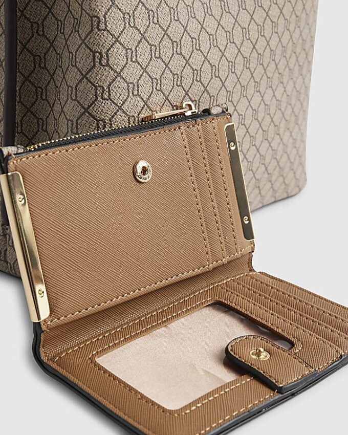Beige monogram-hinkväska i paket