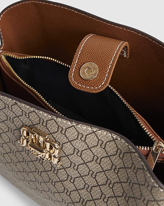 Beige monogram-hinkväska i paket