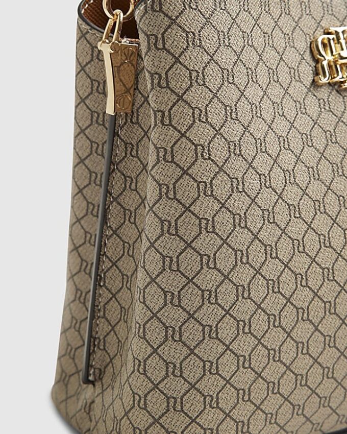 Beige monogramtryckt hinkväska