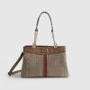 Beige monogramvävd totebag med kedja fram