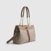 Beige monogramvävd totebag med kedja fram