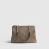 Beige monogramvävd totebag med kedja fram