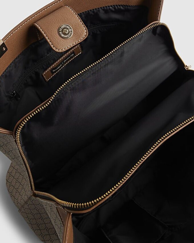 Beige monogramvävd totebag med kedja fram
