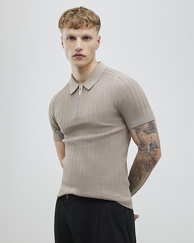 Beige muskelpassad ribbad polotröja