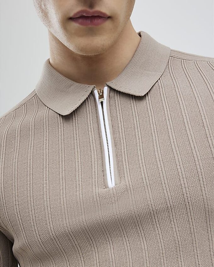 Beige muskelpassad ribbad polotröja