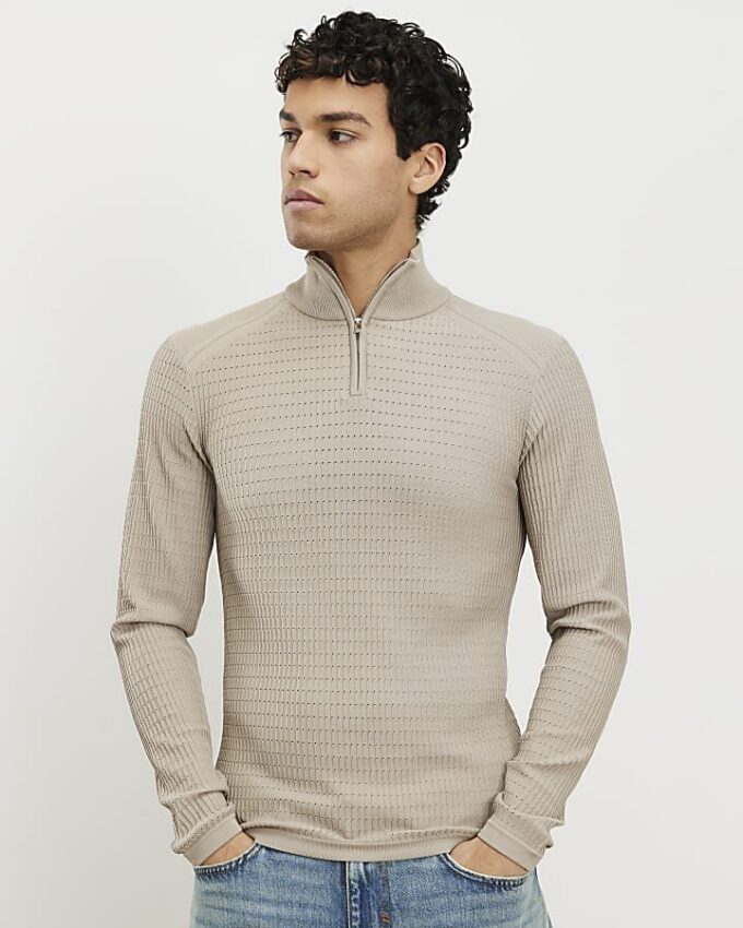 Beige muskelpassad stickad tröja med trattkrage