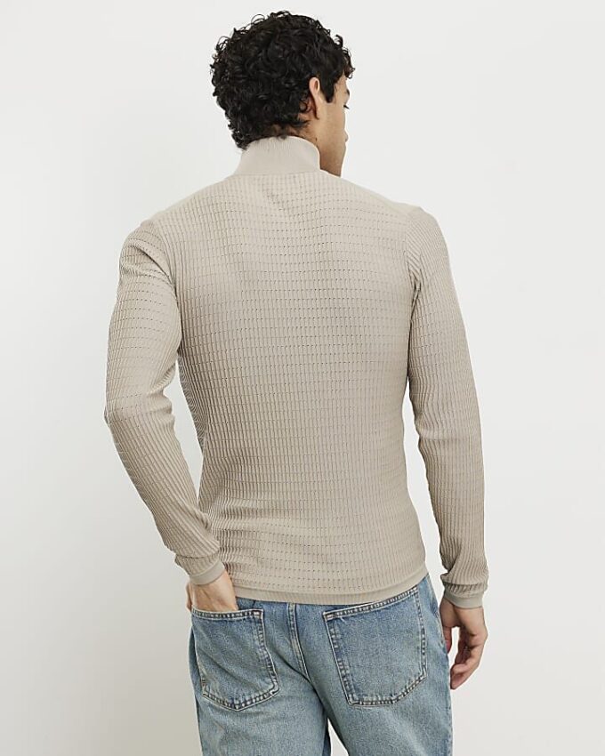 Beige muskelpassad stickad tröja med trattkrage