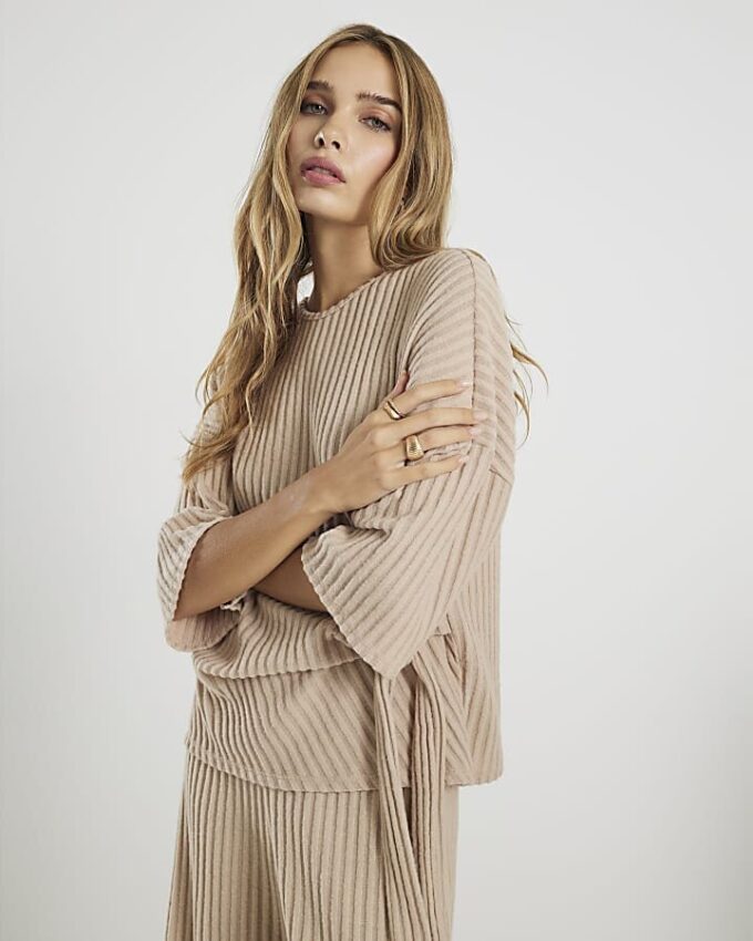 Beige mysig ribbad topp med knut på sidan