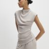 Beige mysig ärmlös draperad topp