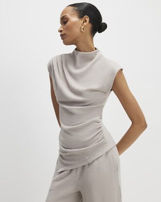 Beige mysig ärmlös draperad topp