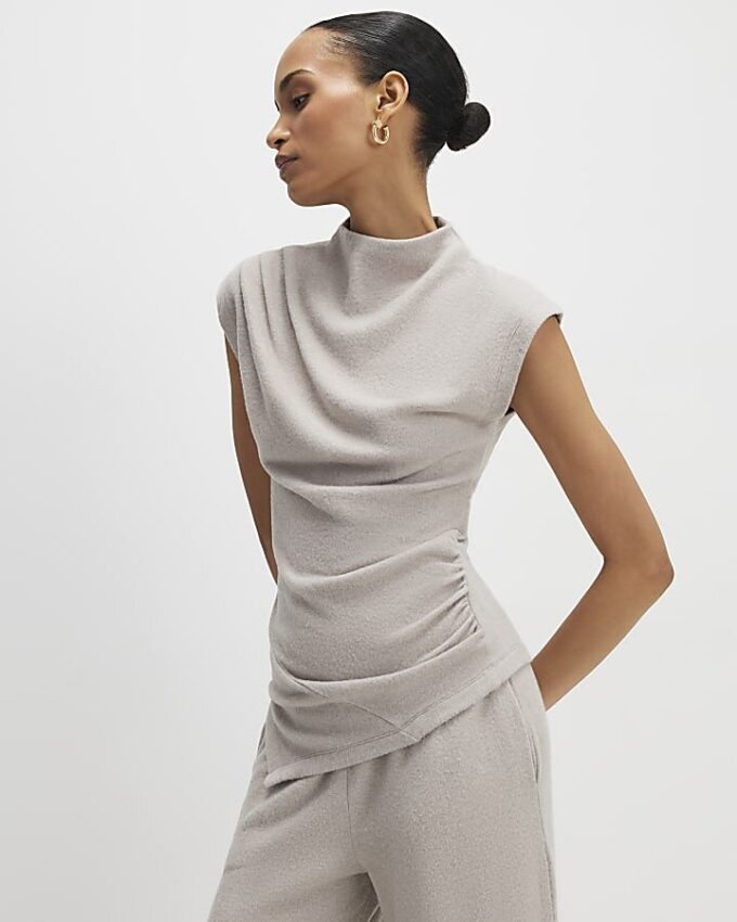 Beige mysig ärmlös draperad topp