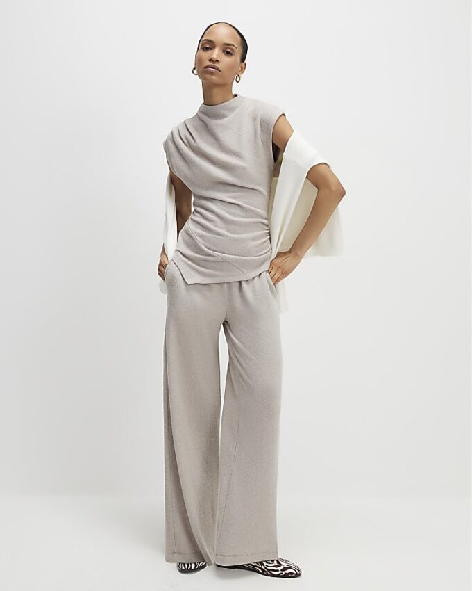 Beige mysig ärmlös draperad topp