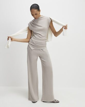 Beige mysiga byxor med vida ben