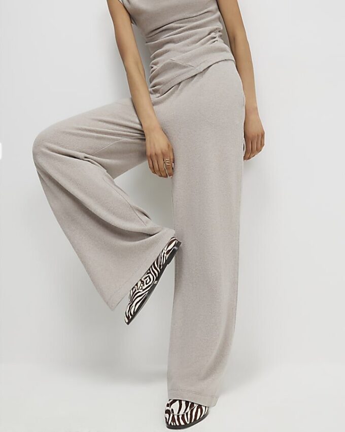 Beige mysiga byxor med vida ben