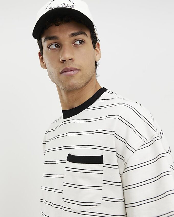 Beige oversized-passformad T-shirt med randig ficka