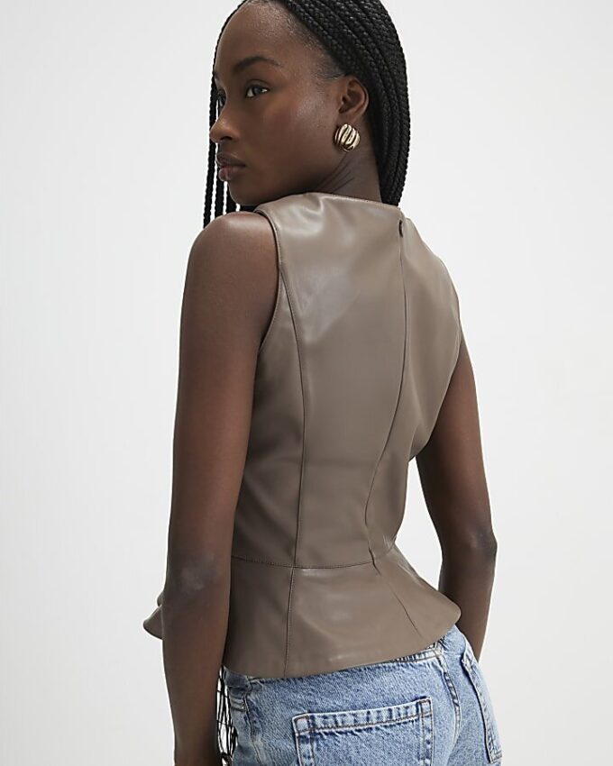 Beige peplumtop i imitationsläder