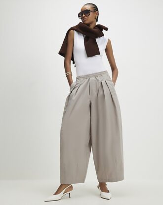 Beige plisserade byxor med barellben