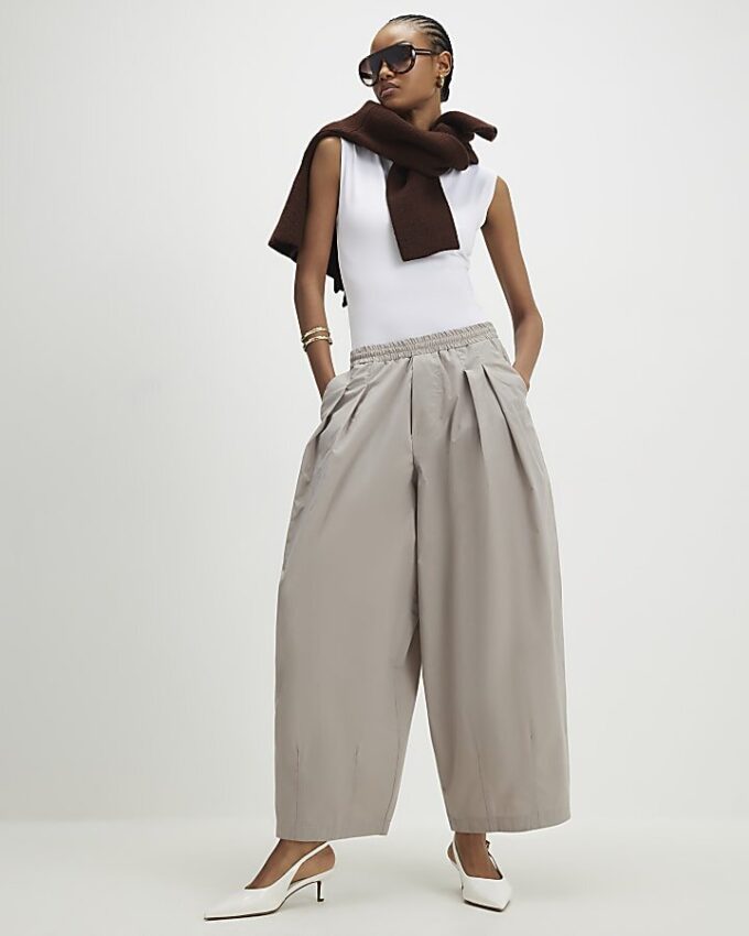 Beige plisserade byxor med barellben