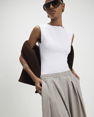 Beige plisserade byxor med barellben