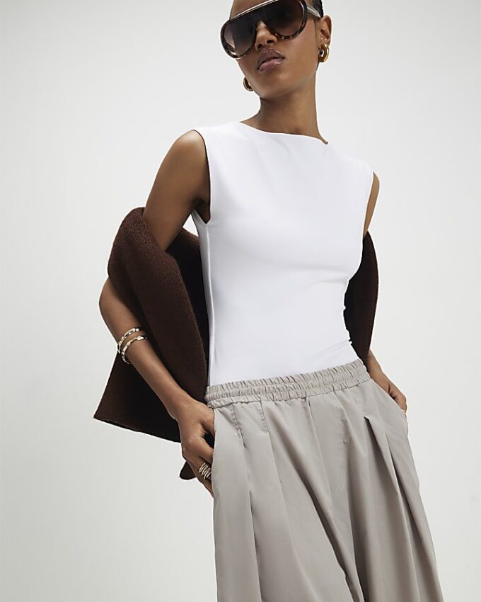 Beige plisserade byxor med barellben