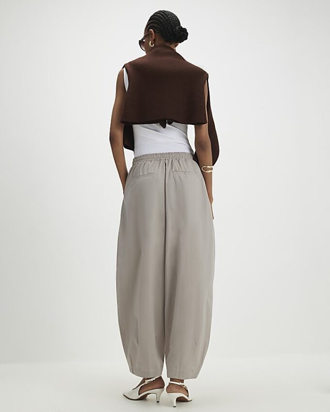 Beige plisserade byxor med barellben