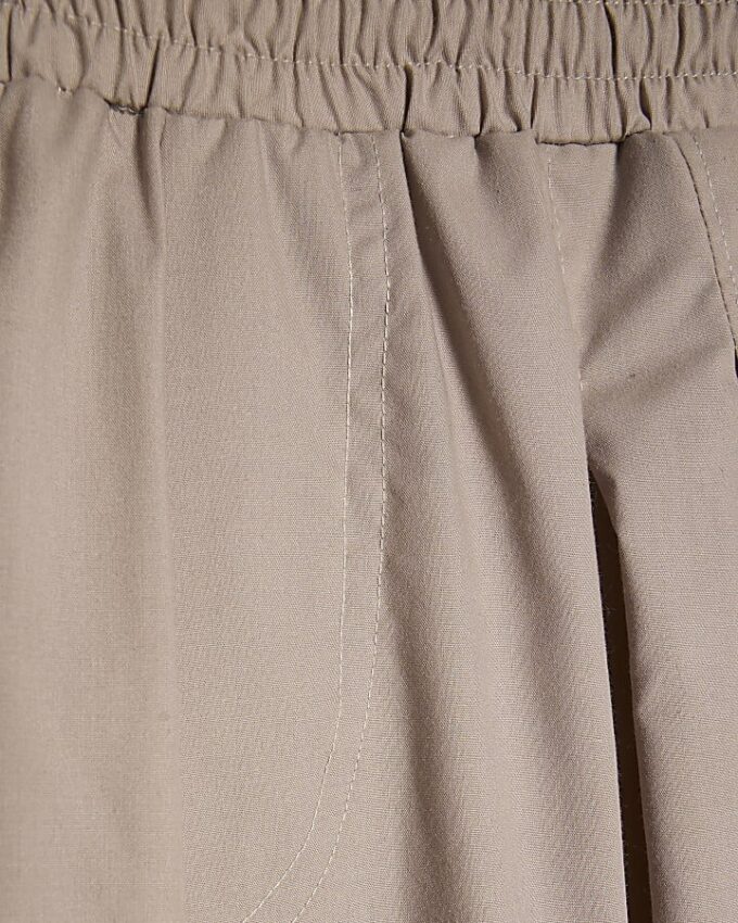 Beige plisserade byxor med barellben