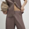 Beige plisserade byxor med vida ben