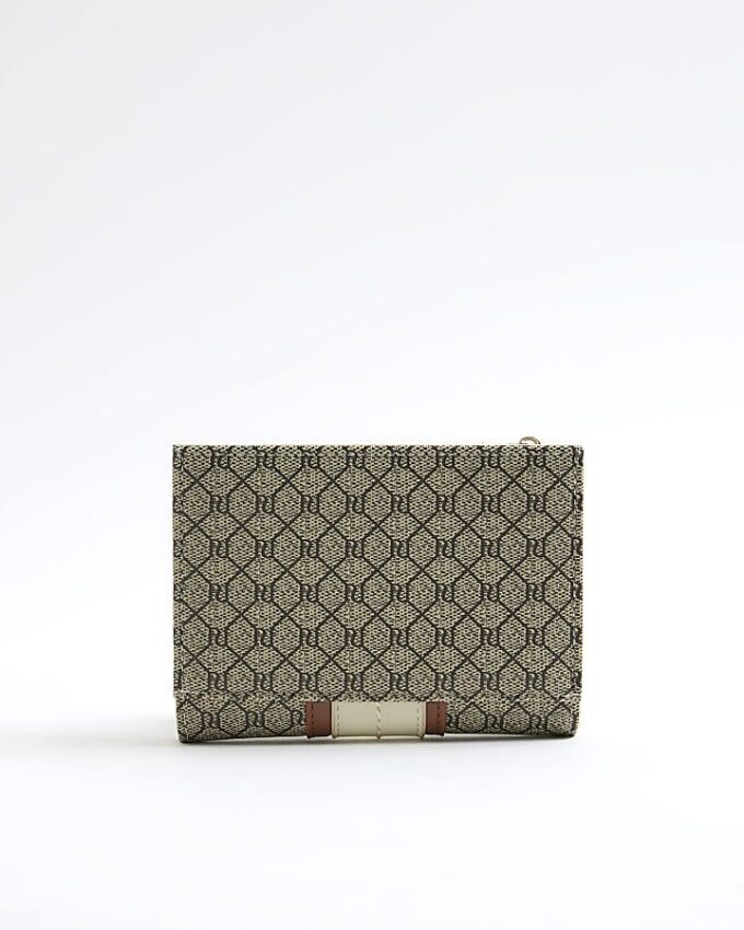 Beige plånbok med paneler och monogram