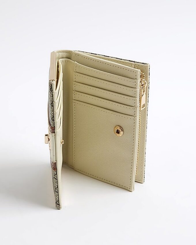 Beige plånbok med paneler och monogram