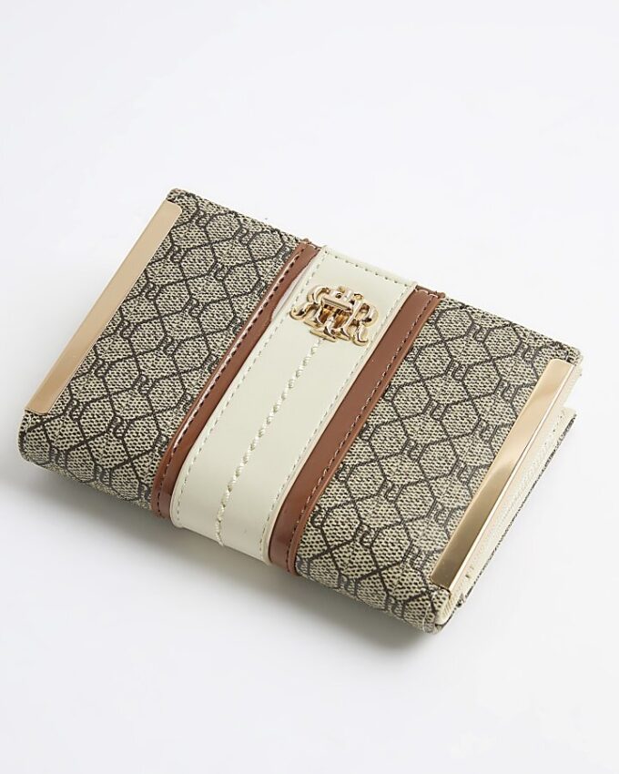 Beige plånbok med paneler och monogram