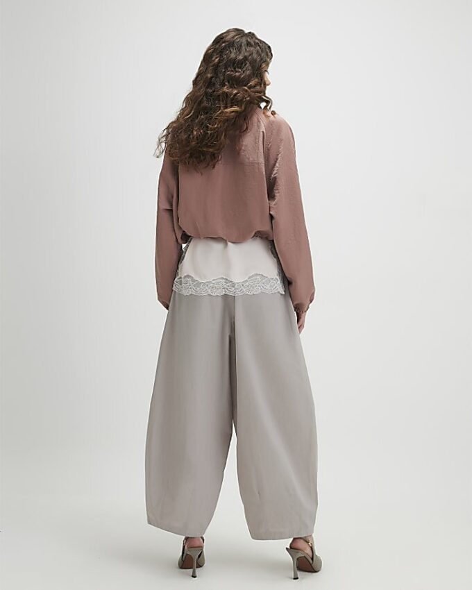 Beige poplinbyxor med vid ben