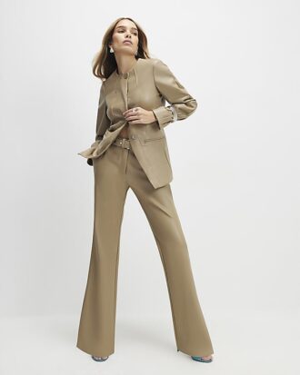 Beige raka byxor i imitationsläder med bälte