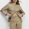 Beige raka byxor i imitationsläder med bälte