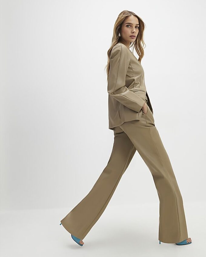 Beige raka byxor i imitationsläder med bälte