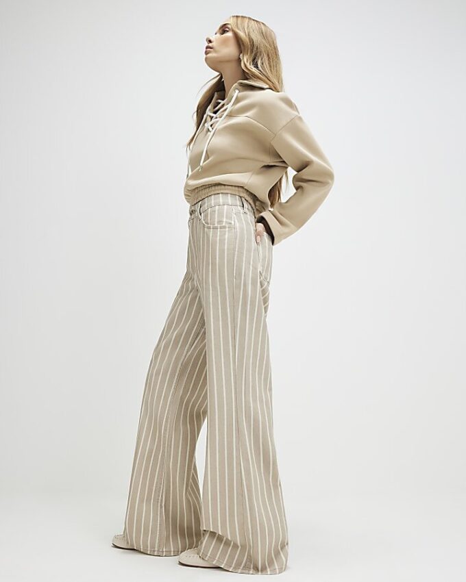 Beige randiga jeans med vida ben